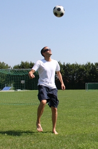 © FM4/Simon Welebil Thomas jongliert den Fußball
